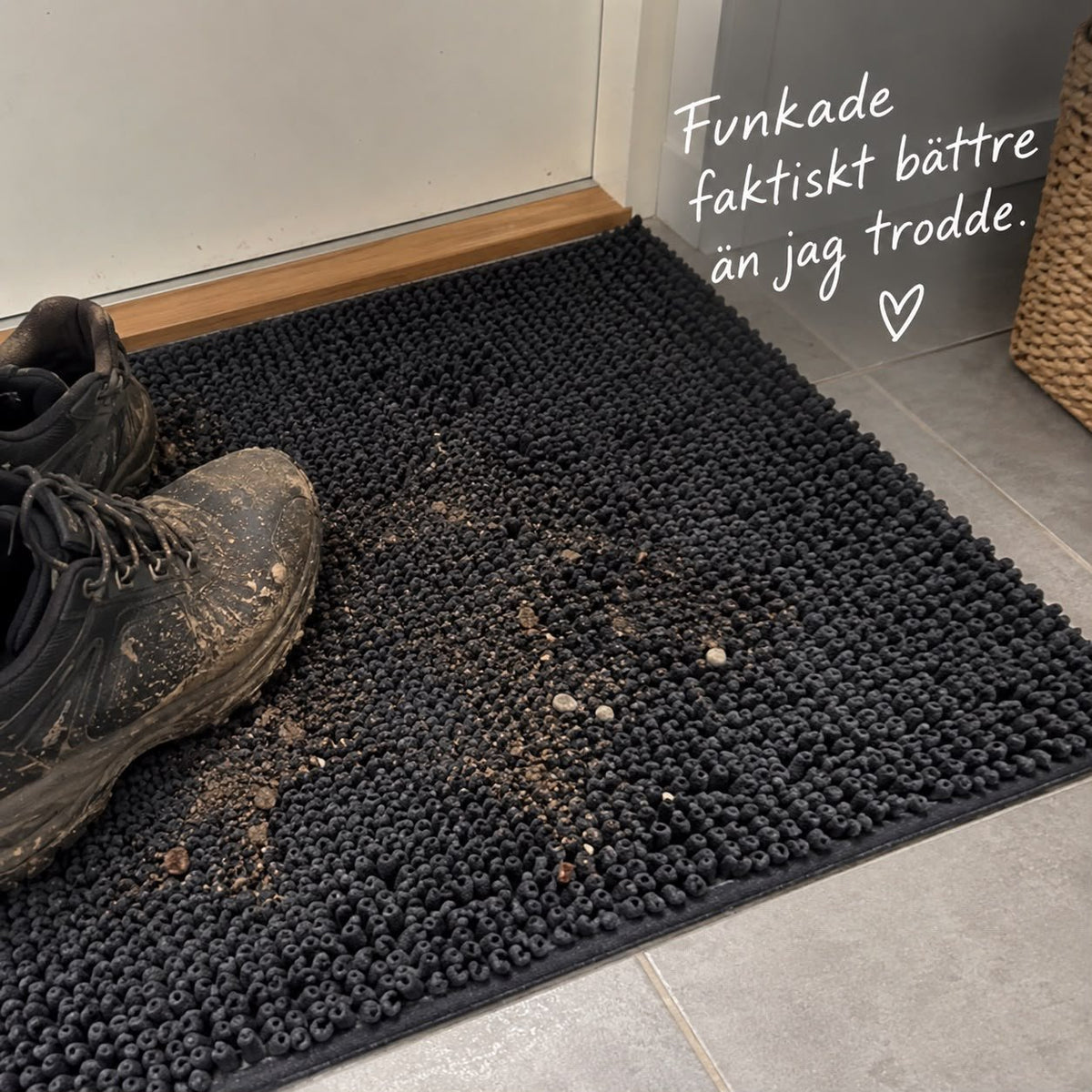 Leriga skor och grus som fastnat i en mörk chenillematta